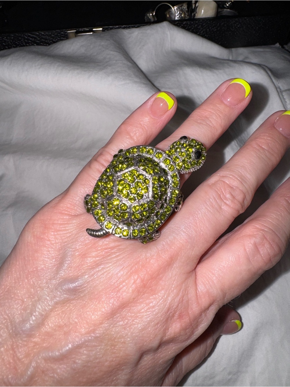 Sparkly Olive Green Rhinestone Moving Turtle Statement Ring – Stretch Band